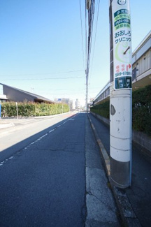 【前面道路含む現地写真】 | 【仲介手数料無料！！】日野市神明3丁目　新築戸建て（全2棟）1号棟　6580万円 | 令和８年２月２１日撮影　建築中