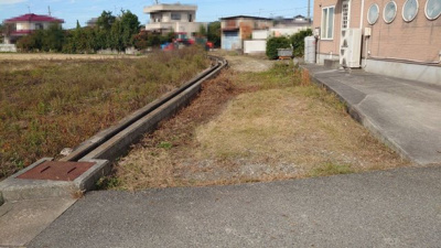 【外観】 | 神野町神野店舗事務所 | 奥の土地への進入路に提供されています