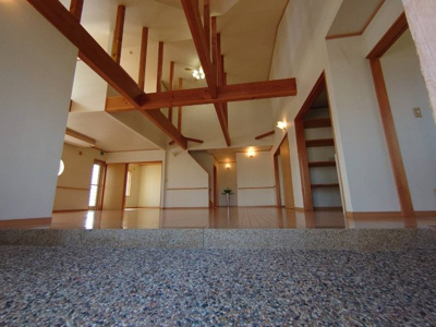【内装】 | 神野町神野店舗事務所 | 吹き抜けになった開放感のある空間です