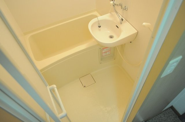 レオパレスルーチェの浴室|雨の日に便利な浴室乾燥機能付き♪