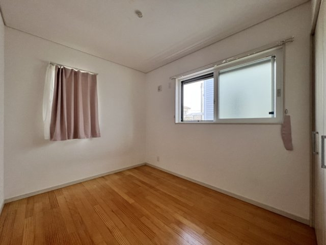 田中町戸建の洋室