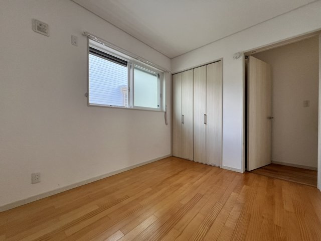 田中町戸建の洋室