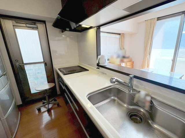 ベンタナヒルズ篠栗 6号館のキッチン|日々のお手入れがしやすいシステムキッチン！バルコニーに面した勝手口付きです！