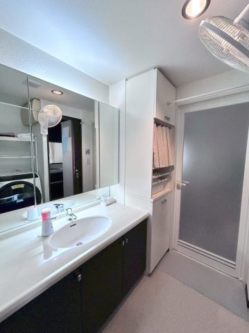 ベンタナヒルズ篠栗 6号館の独立洗面台|使い勝手の良い三面鏡タイプの洗面化粧台！横には備え付けの収納棚があります！