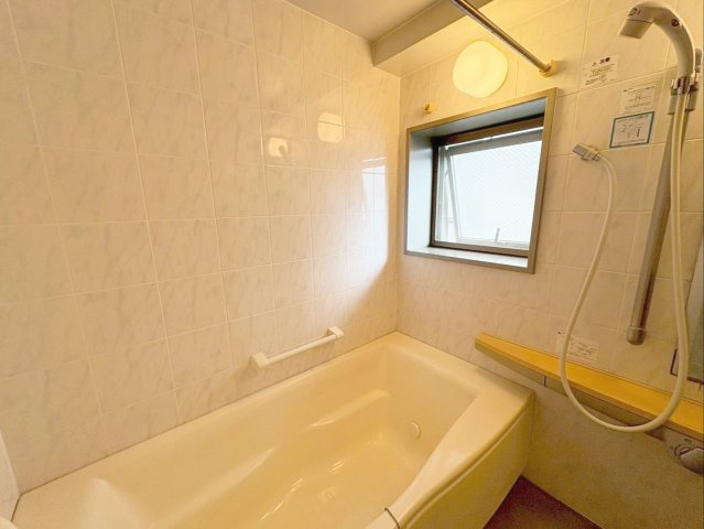 ベンタナヒルズ篠栗 6号館の浴室|手軽に換気ができて日中の採光も取れる窓付きです！