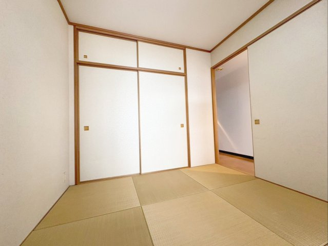 ベンタナヒルズ篠栗 6号館の和室|色々な用途で利用できる4.5帖の和室！廊下側とリビング側の二方向からの出入りが可能です！