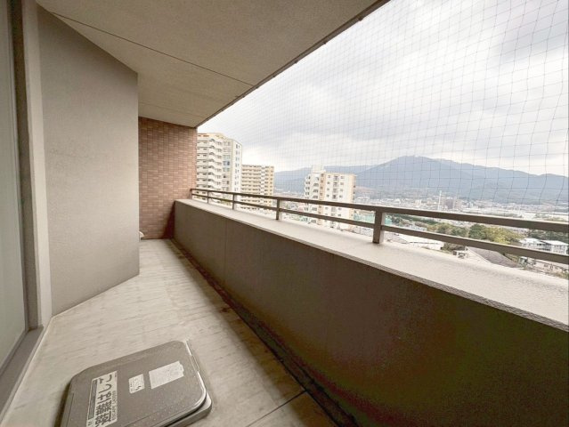ベンタナヒルズ篠栗 6号館のバルコニー|日当り良好な南面バルコニー！鳩除けネットが設置されています！