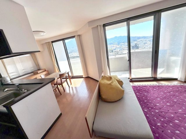 ベンタナヒルズ篠栗 6号館の居間・リビング|バルコニーからの日当たりが良く、眺望も良好ですね！