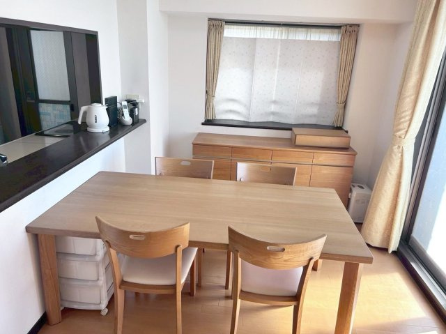 ベンタナヒルズ篠栗 6号館のダイニング|キッチンと対面したダイニングは、料理の配膳や片付けに便利です！