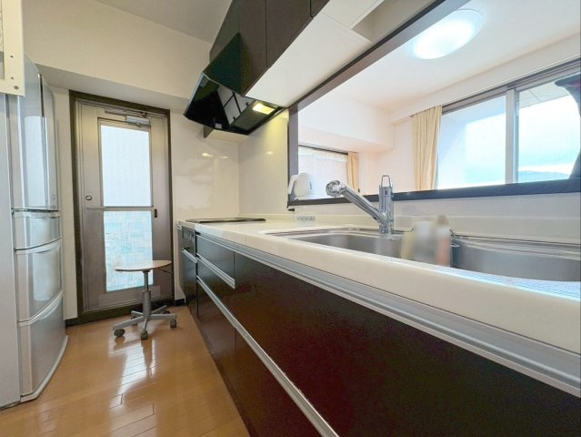 ベンタナヒルズ篠栗 6号館のキッチン|バルコニーに面した勝手口付きのキッチンです！