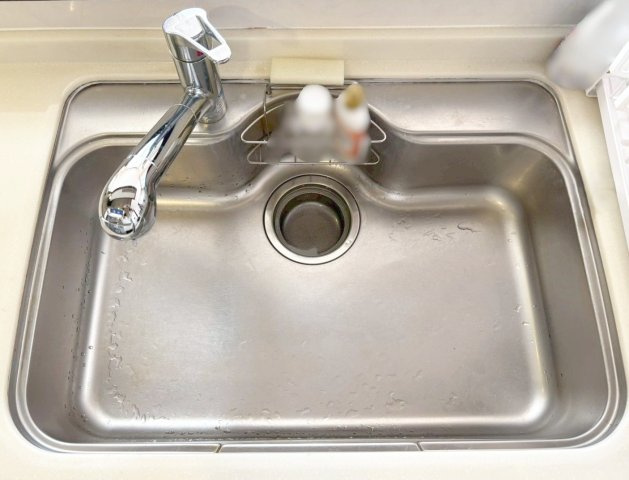 ベンタナヒルズ篠栗 6号館のキッチン|使い勝手の良いシンク！便利なスポンジホルダー付きです！