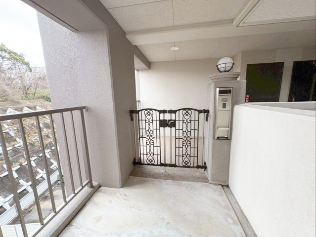 ベンタナヒルズ篠栗 6号館の玄関|一戸建感覚の住み心地が愉しめる、広々とした専用玄関ポーチ！