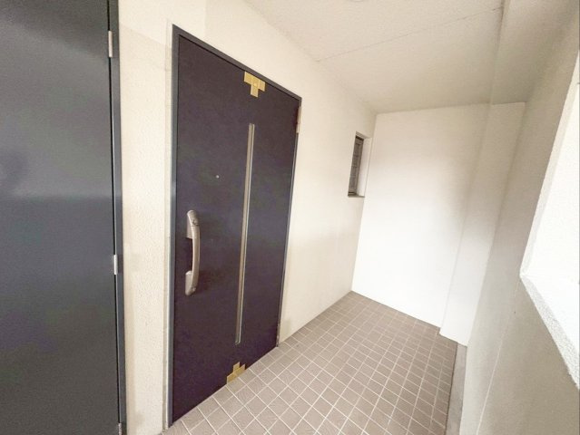 ベンタナヒルズ篠栗 6号館の玄関|玄関ドアは防犯性の高いダブルロックキーを採用！収納スペース豊富な玄関です！