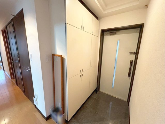 ベンタナヒルズ篠栗 6号館の玄関|玄関ドアは防犯性の高いダブルロックキーを採用！収納スペース豊富な玄関です！