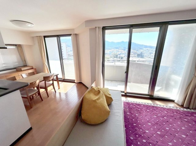 ベンタナヒルズ篠栗 6号館の居間・リビング|南面バルコニー直結の明るいリビングです！