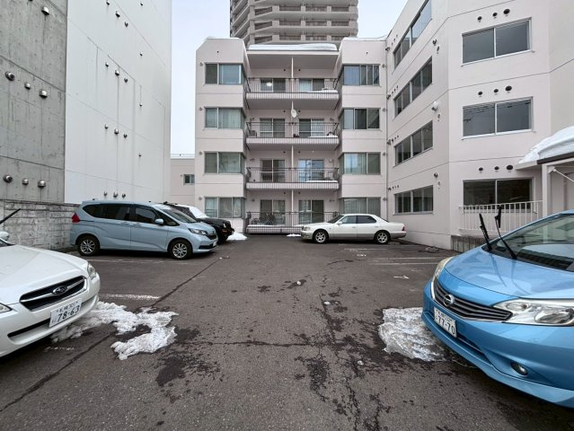クラックスハイム札幌山鼻の駐車場