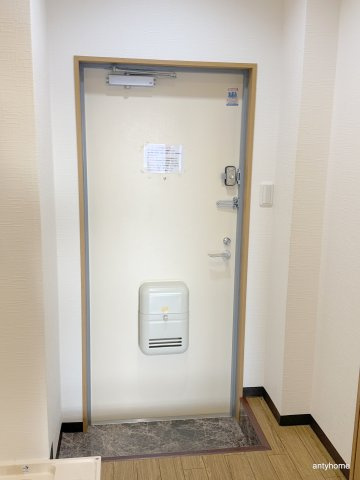 レスポワル新町　仲介手数料無料の玄関