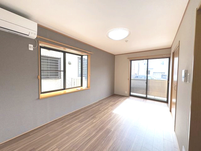 日暮里舎人ライナー「江北」駅7分／小学校・公園・スーパー至近／2階建2LDK戸建住宅の居間・リビング