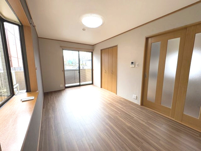 日暮里舎人ライナー「江北」駅7分／小学校・公園・スーパー至近／2階建2LDK戸建住宅の居間・リビング|リビングに出窓がついていておしゃれ！