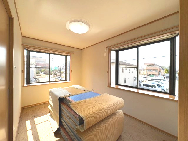 足立区江北5丁目の和室|出窓が2つあります