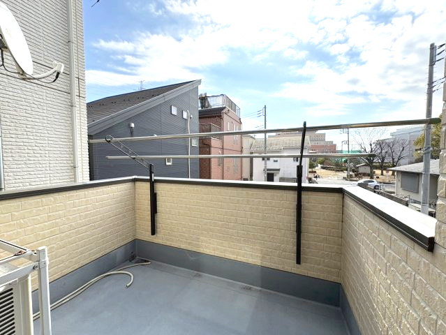 日暮里舎人ライナー「江北」駅7分／小学校・公園・スーパー至近／2階建2LDK戸建住宅のバルコニー