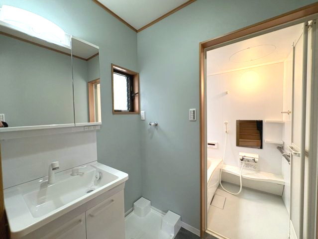 日暮里舎人ライナー「江北」駅7分／小学校・公園・スーパー至近／2階建2LDK戸建住宅の独立洗面台