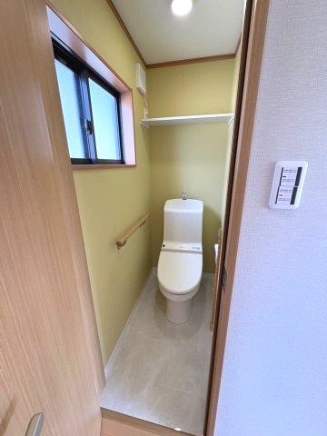 日暮里舎人ライナー「江北」駅7分／小学校・公園・スーパー至近／2階建2LDK戸建住宅のトイレ|2階のトイレです