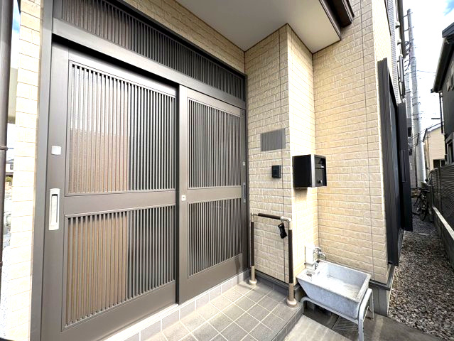 日暮里舎人ライナー「江北」駅7分／小学校・公園・スーパー至近／2階建2LDK戸建住宅の玄関