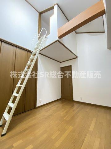 若江本町3丁目中古戸建の子供部屋|ロフト付きのお部屋は子供部屋にピッタリで天井が高く開放感があります！