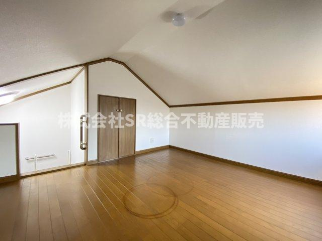 若江本町3丁目中古戸建の洋室|6帖のロフトです！真ん中はお子様でしたら立つことができる高さです。