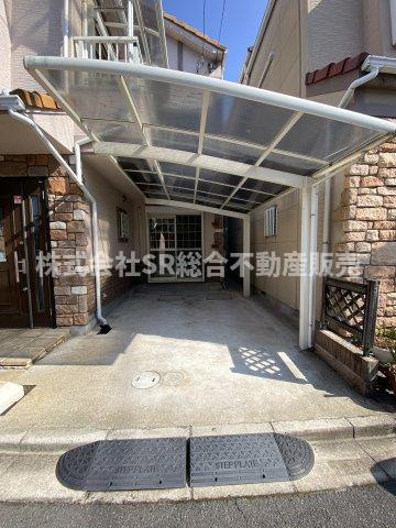 若江本町3丁目中古戸建の駐車場|カーポート付きでリビングと直接行き来できお買い物の後に役立ちます！