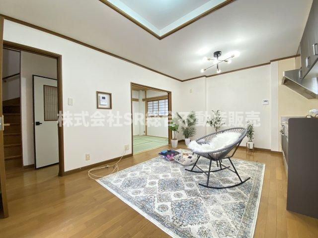 若江本町3丁目中古戸建の居間・リビング|使いやすいリビングです