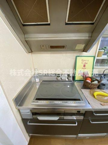 若江本町3丁目中古戸建のキッチン|IH3口コンロ、グリル付きで安全にお料理できます！