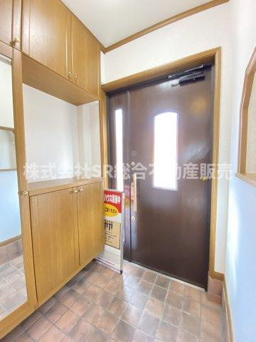 若江本町3丁目中古戸建の玄関|明るい玄関です