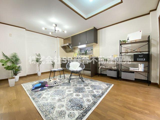 若江本町3丁目中古戸建の居間・リビング|11帖のリビング♪ご家族でゆったりとお過ごしいただけます！