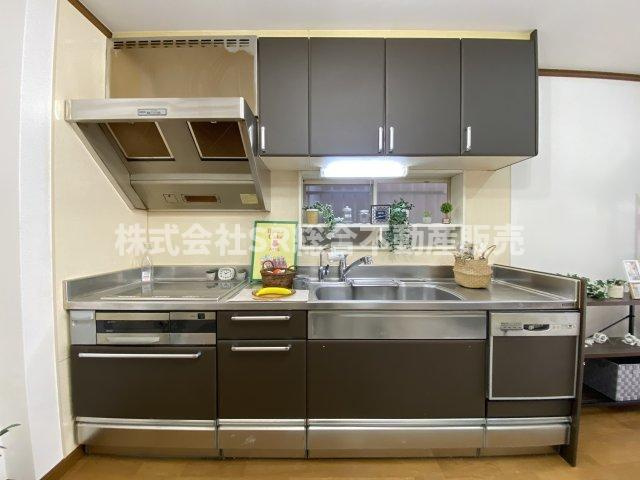 若江本町3丁目中古戸建のキッチン|キッチンはIH3口コンロ、グリル付きで安全にお料理でき、お掃除も楽です♪