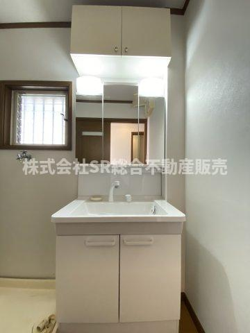 若江本町3丁目中古戸建の独立洗面台|独立洗面台、鏡裏に小物を置くことができて便利です！