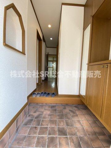 若江本町3丁目中古戸建の玄関|玄関には姿見付のシューズボックス、鍵等を置けるニッチもございます！