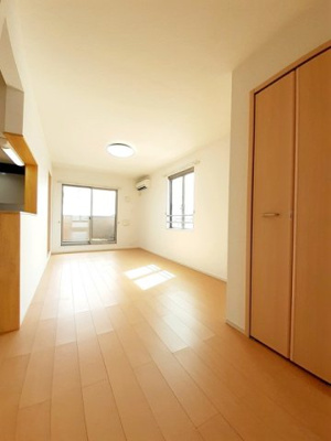 【居間・リビング】 | リリアヴィータ | こちらの居間で趣味の時間をお楽しみください