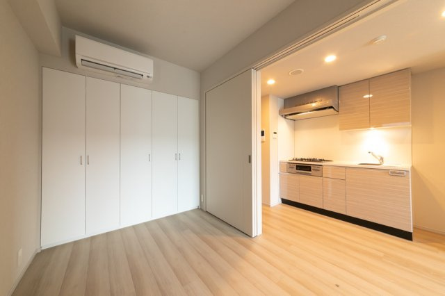 プラウドフラット西早稲田の寝室|広くて明るい寝室