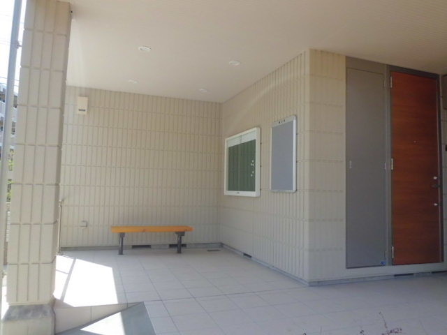 ＢＯＲＩＫＩひがしとつかのエントランス|ベンチと掲示板があるお母さんステーション