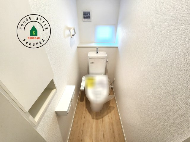 筑紫野市二日市北8丁目第6-2棟（1号棟）のトイレ|トイレ・ウォシュレット付。快適で衛生的な洗浄機能付温水シャワートイレです。収納や手すりもついてます。