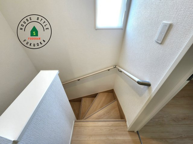 筑紫野市二日市北8丁目第6-2棟（1号棟）の内装|＜手すり付階段＞手すりがないと階段の昇り降りで危険なことはもちろん、壁に手をつきながら歩くことで壁紙が汚れやすくなります。すべての方に快適に昇り降りしていただくため、手すりを設置しました。