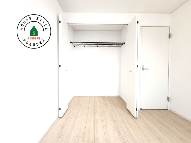 筑紫野市二日市北8丁目第6-2棟（1号棟）の収納|【WIC（ウォークインクローゼット）】 たくさんの洋服をかけてもシワになりにくいウォークインクローゼット。洋服以外にも、普段使わない家電やスーツケース、ストック品など何でも片付く嬉しい空間です。