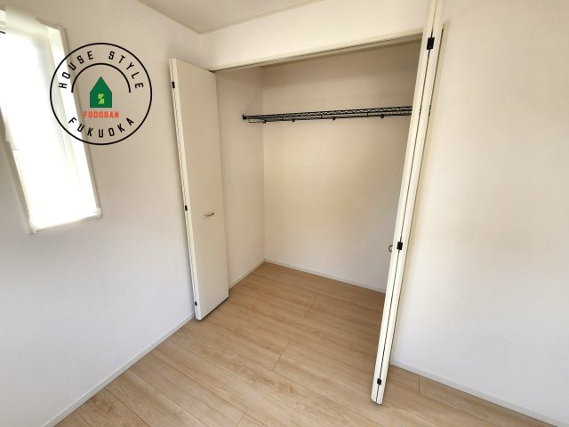 筑紫野市二日市北8丁目第6-2棟（1号棟）の収納|壁面クローゼットのメリットは、衣類が横一列に並ぶためひと目で洋服が選びやすいこと。衣類をたくさんお持ちの方も、限られたスペース内に無理なく収納することができます。