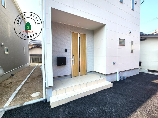 筑紫野市二日市北8丁目第6-2棟（1号棟）の玄関|地盤調査済 / 玄関へ向かうまでのアプローチに漂う上質が期待感をもたせます。玄関は建物の顔。落着きを醸し出した自己主張が心に訴えてきます。