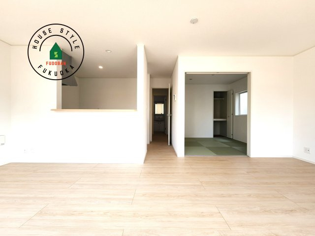 筑紫野市二日市北8丁目第6-2棟（1号棟）の居間・リビング|キッチンからリビングをしっかり確認できます。家族の笑顔があふれる空間になりそうですね。