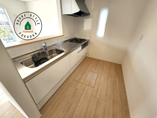 筑紫野市二日市北8丁目第6-2棟（1号棟）のキッチン|カウンターキッチンなら、リビングで遊ぶ子供の様子を見ながら料理ができるので安心です。料理を運んでもらったり、子供にお手伝いしてもらいやすいのもいいですね。