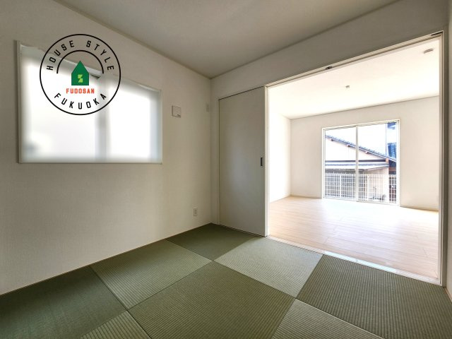 筑紫野市二日市北8丁目第6-2棟（1号棟）の和室|和室を上手に活用すると暮らし方の幅が広がります。例えば普段は開け放して、子供の小さいうちはお昼寝や遊びのスペースに。畳はソフトなので転んでもケガをしにくく安心です