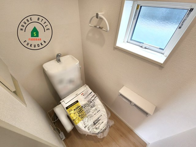 筑紫野市二日市北8丁目第6-2棟（2号棟）の内観：施工例|トイレ・ウォシュレット付。快適で衛生的な洗浄機能付温水シャワートイレです。収納や手すりもついてます。